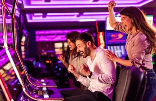 Layar dashboard aplikasi maxbet88 dengan pilihan permainan live dealer dan sportsbook