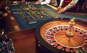 Tampilan dealer Sic Bo live maxbet88 di studio profesional